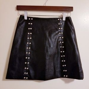 🚚🏠MOVING SALE 🎁BOGO F21 faux leather skirt (S)